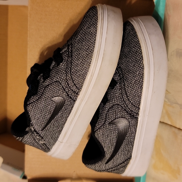NIB Nike canvas sneakers - Picture 4 of 6